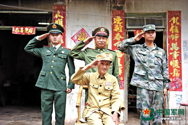 一家三代披戎装 保家卫国家风传 一张盼了十多年的军装全家福 ■饶