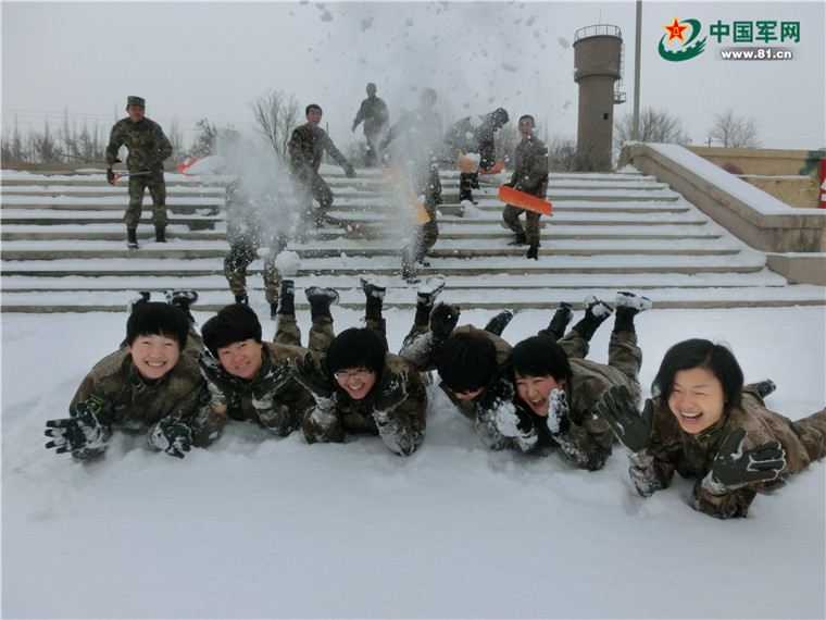 适应性训练,团里把我们紧急拉动到沙漠戈壁,在茫茫雪地中徒步行军,在