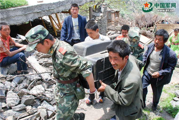 图为在抗震救灾现场,该支队官兵正在紧急救援.