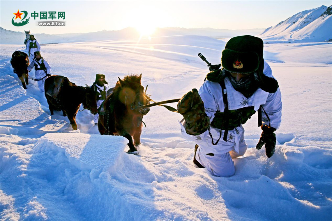 驻疆边防军人在极寒条件下蹚雪巡逻.段玮 摄