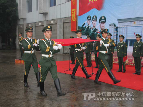 武警广安市支队隆重举行退伍老兵向军旗告别仪式
