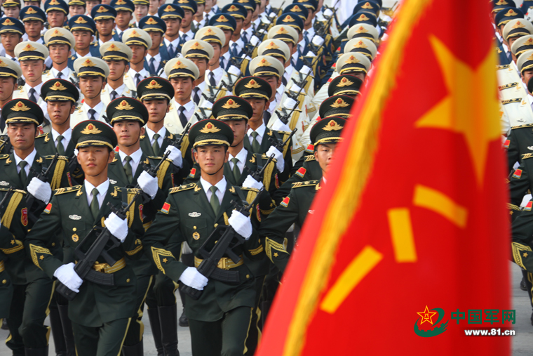 作为此次阅兵的护旗方队,三军仪仗队在规模上是新中国成立后阅兵历史
