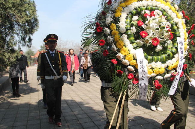 清明节前缅怀先烈战友亲属祭英魂