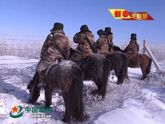 伊木河哨所官兵在巡逻途中