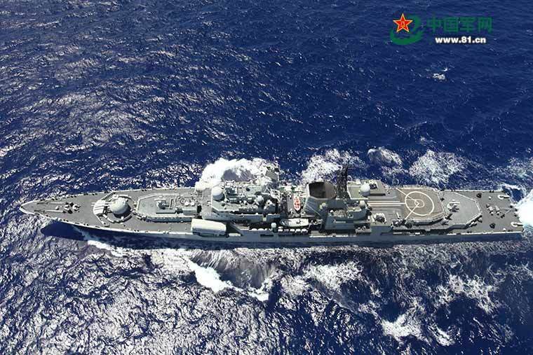 新型驱逐舰破浪航行 - 中国军网