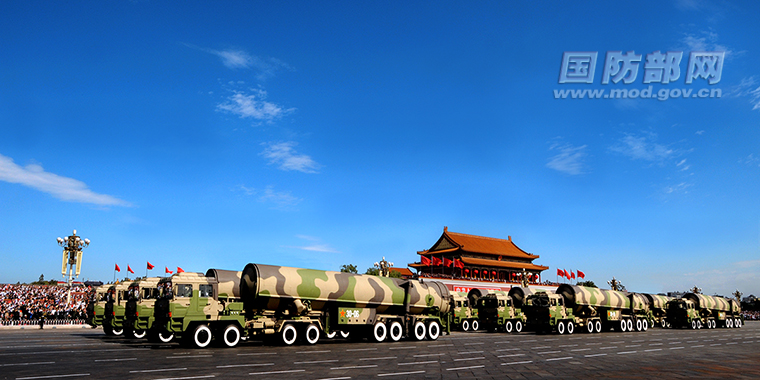 2009年国庆阅兵,战略导弹方队经过天安门广场 中国军网