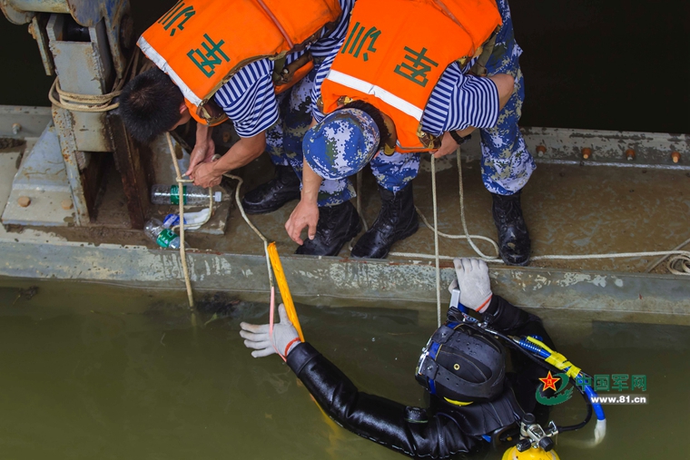 海军工程大学潜水员接力摸排堵漏,连夜奋战排除水泵故障