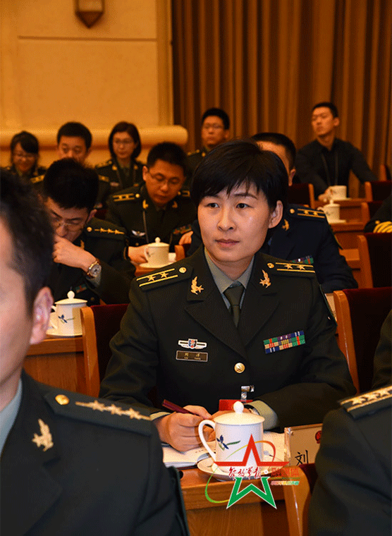 3月7日,在解放军代表团第一次全体会议上,刘洋认真听取代表发言.