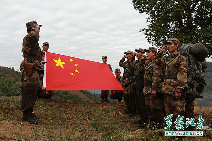 "官兵展开鲜艳的五星红旗,面对国旗宣誓后,陈团长对29名牺牲的墨脱