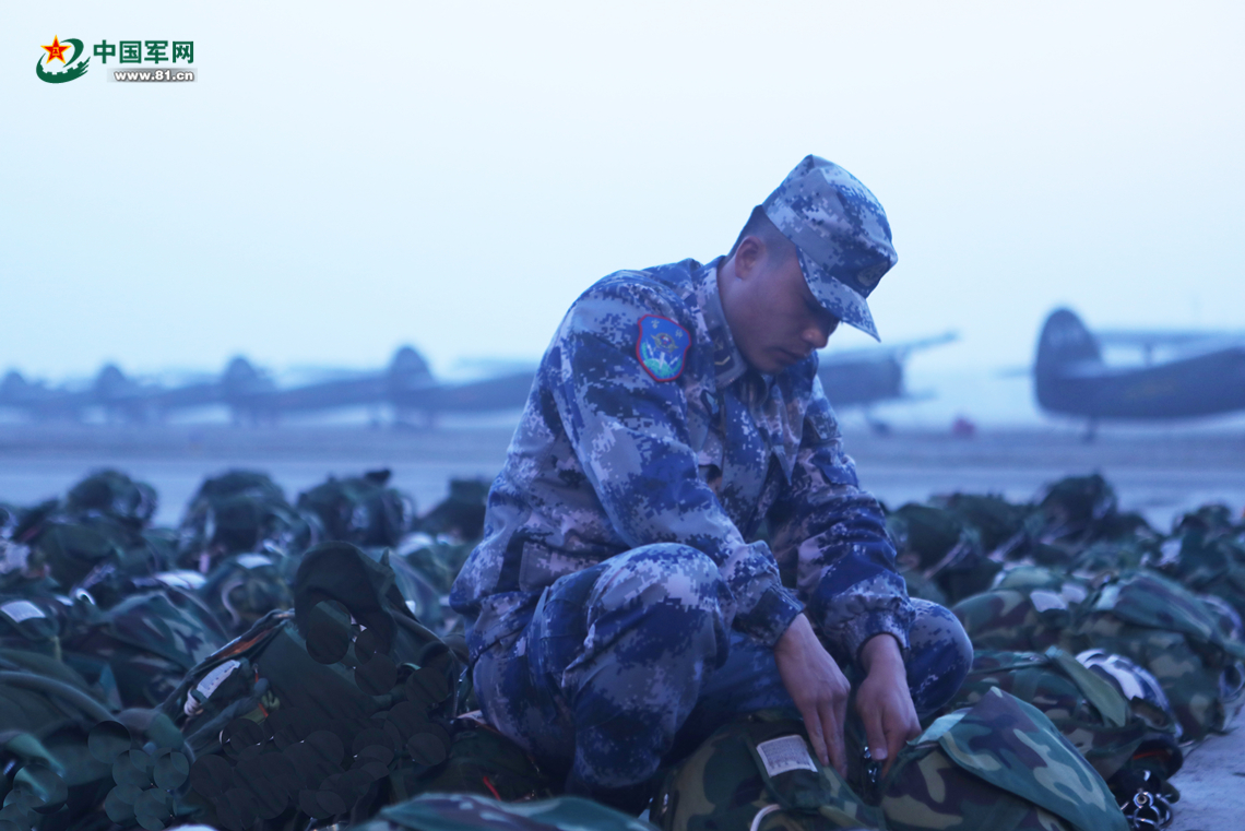 伞花朵朵丨蓝天"炫技,看空降兵演绎天空浪漫