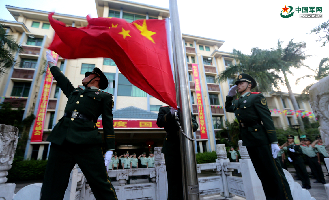 2017年10月1日,武警三亚支队隆重举行升旗仪式,庆祝伟大祖国68周年