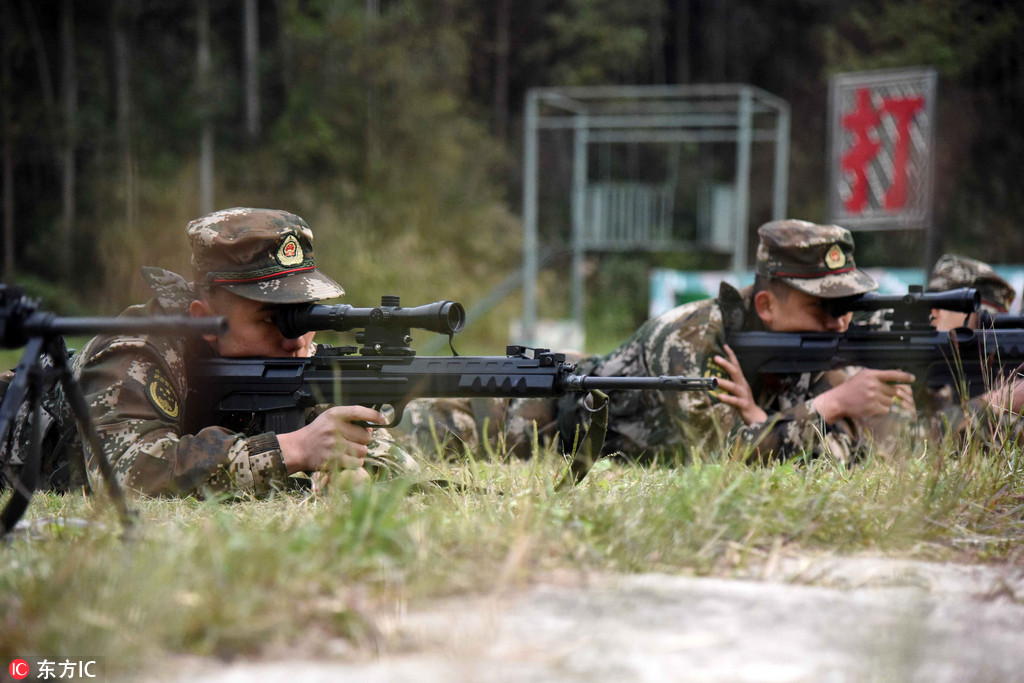 2018年2月8日,狙击手在紧盯着前方的射击目标进行瞄准训练.