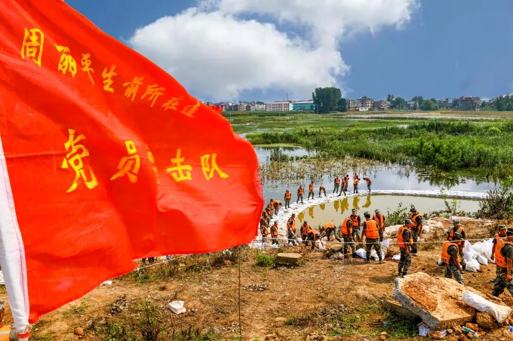 永不磨灭的英雄誓言 7月19日 是"抗洪救灾模范 周丽平烈士 受连续强