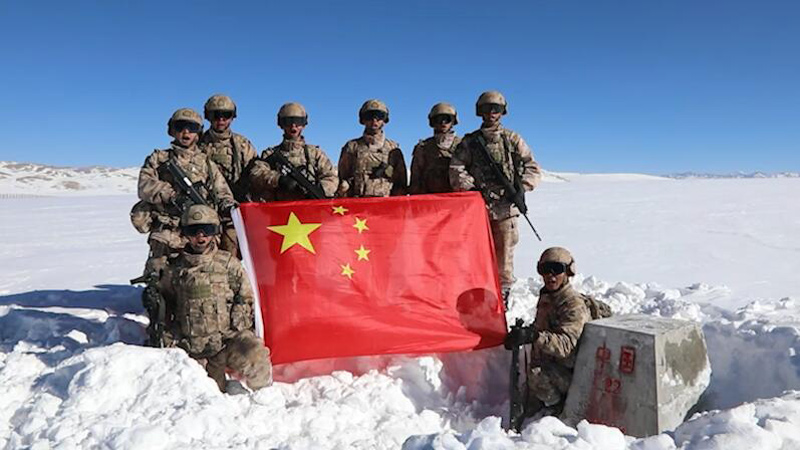 积雪齐腰厚 他们在界碑上描下中国红