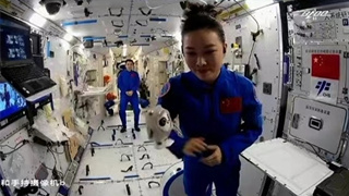 冰墩墩上太空了！王亚平和冰墩墩在中国空间站同框