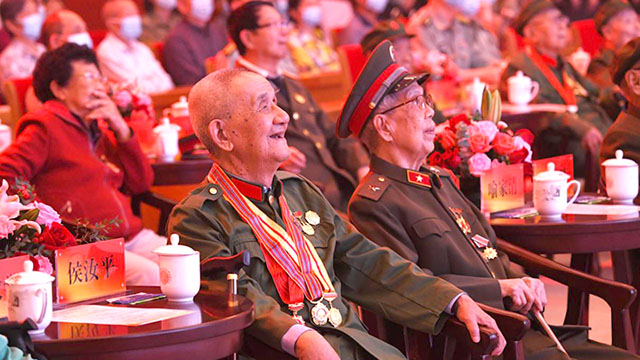 解放军北京老干部活动中心为耄耋老兵拍摄白金婚纪念照