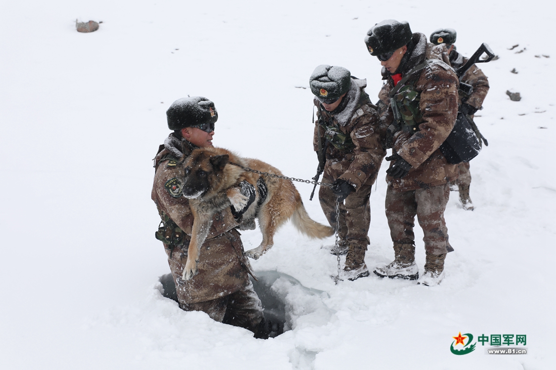 风雪边关:退伍老兵最后一次边防巡逻 - 中国军网