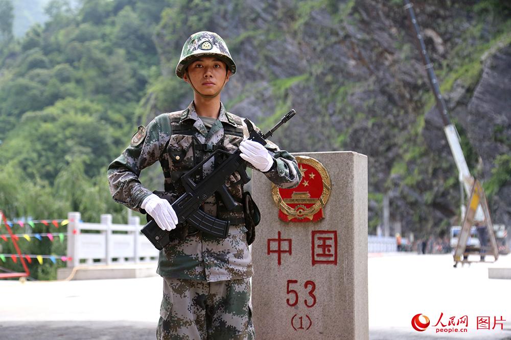 致敬!边防军人冒险守卫中尼边境"空镇"