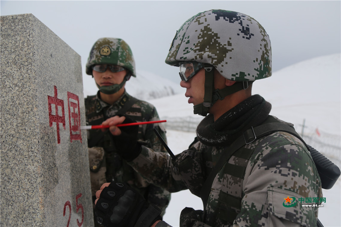 在风雪中巡逻有多艰险?这群边防战士知道