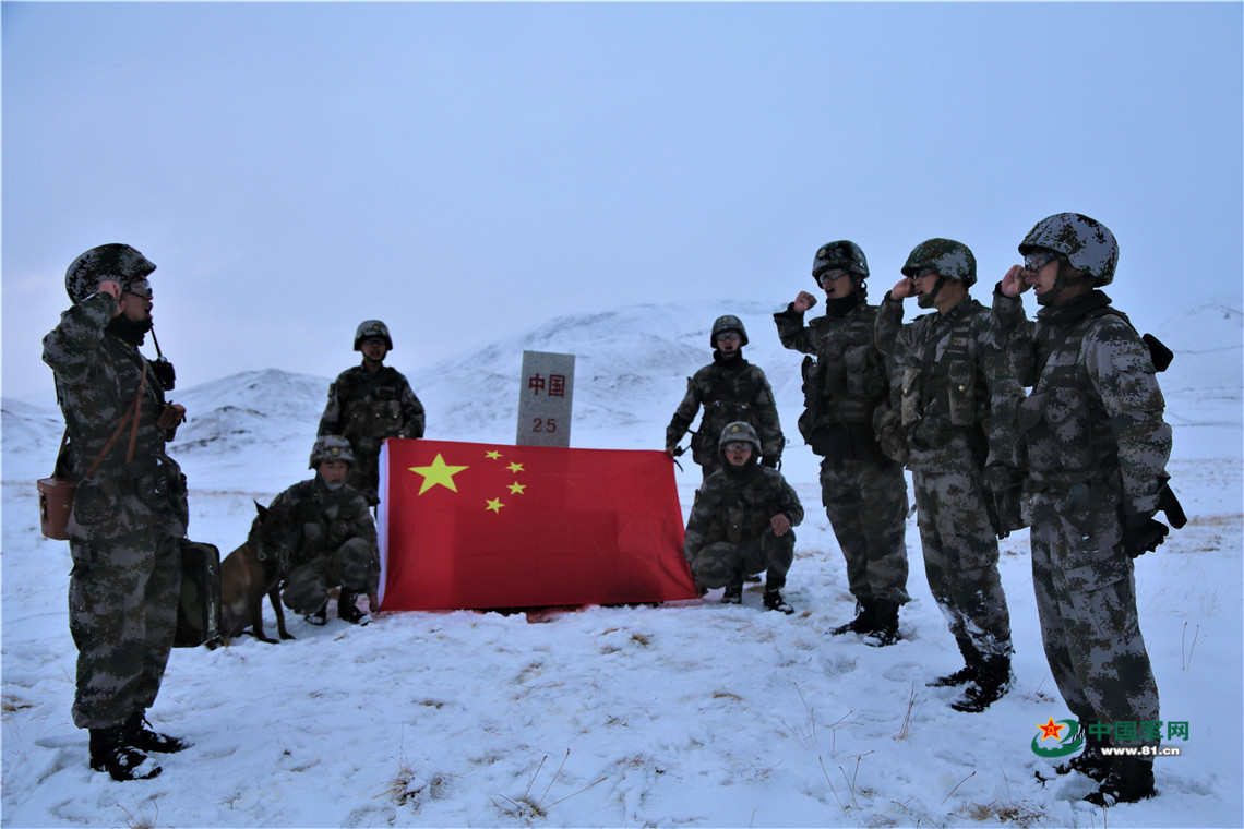 在风雪中巡逻有多艰险这群边防战士知道