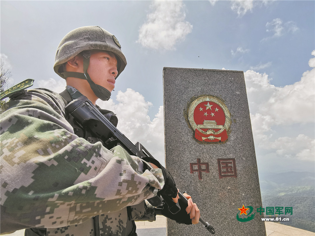 南部战区陆军某边防旅,一名战士守卫祖国界碑.