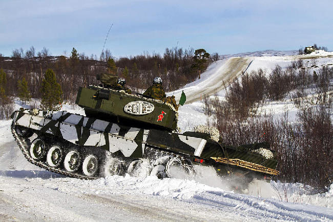 豹2a4坦克雪地迷彩伪装难用肉眼发现