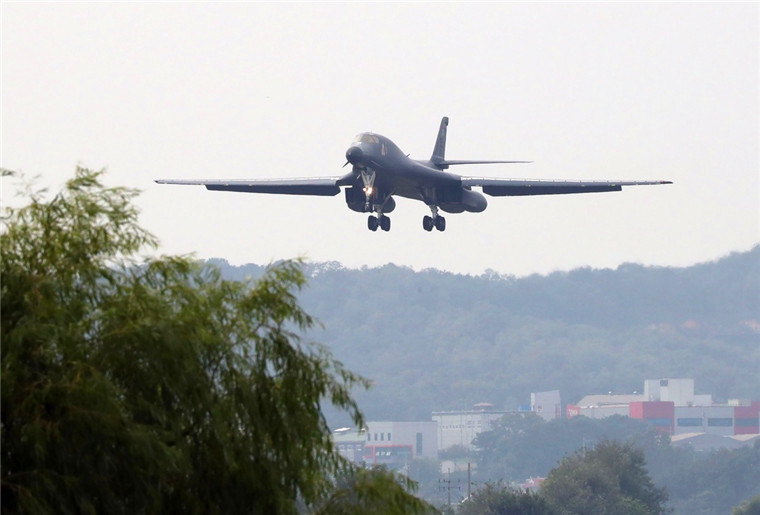 9月21日,一架美军b-1b轰炸机准备在韩国乌山空军基地降落.