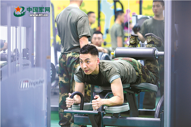 设施齐全的健身房,为官兵科学开展体能训练提供有力保障.