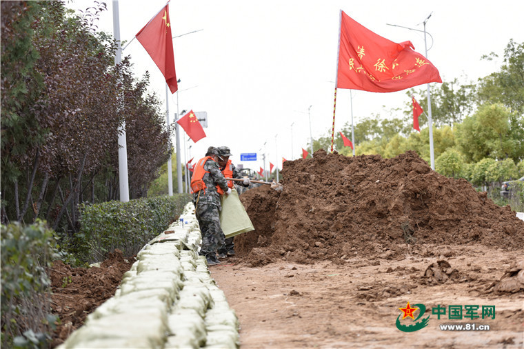 全力以赴山西省军区组织民兵参加抢险救灾任务