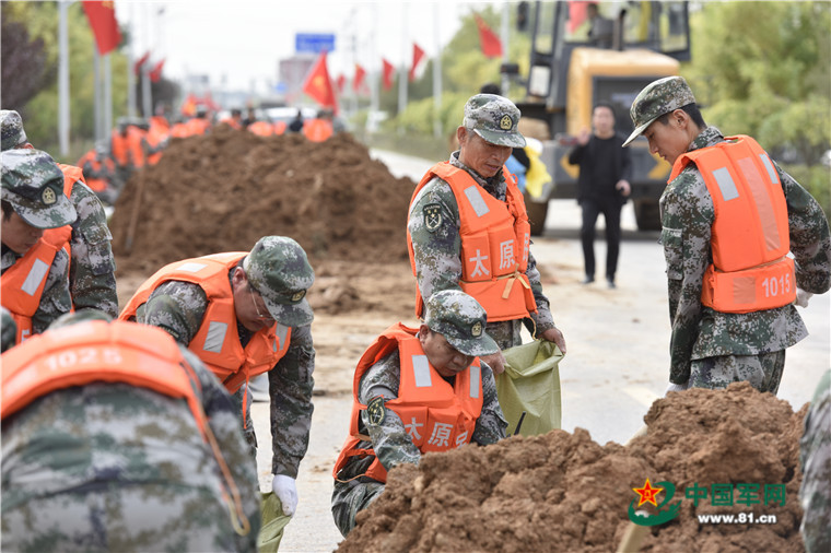 全力以赴山西省军区组织民兵参加抢险救灾任务