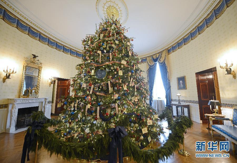 这是12月4日在美国首都华盛顿白宫蓝厅拍摄的白宫官方圣诞树。新华社记者张军摄