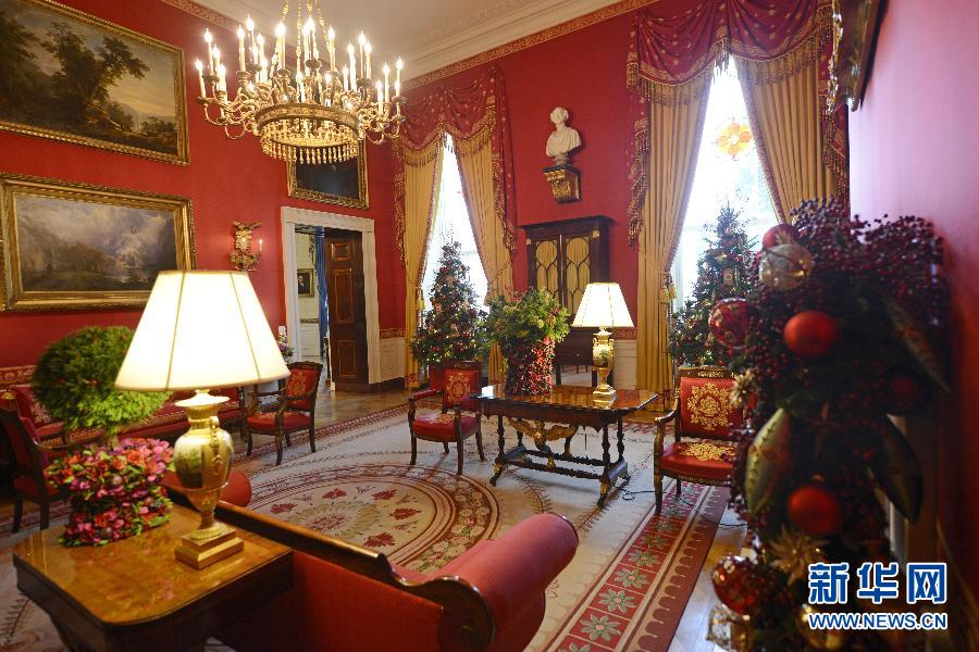 这是12月4日在美国首都华盛顿白宫拍摄的红厅装饰  新华社记者张军摄