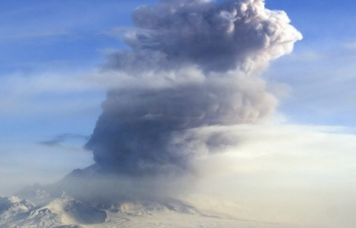 俄舍维留奇火山喷发火山灰柱冲至万米影响航班