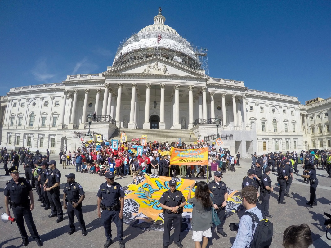 4月18日,在美国首都华盛顿国会山,警察将示威者驱赶至外围,自愿被逮捕