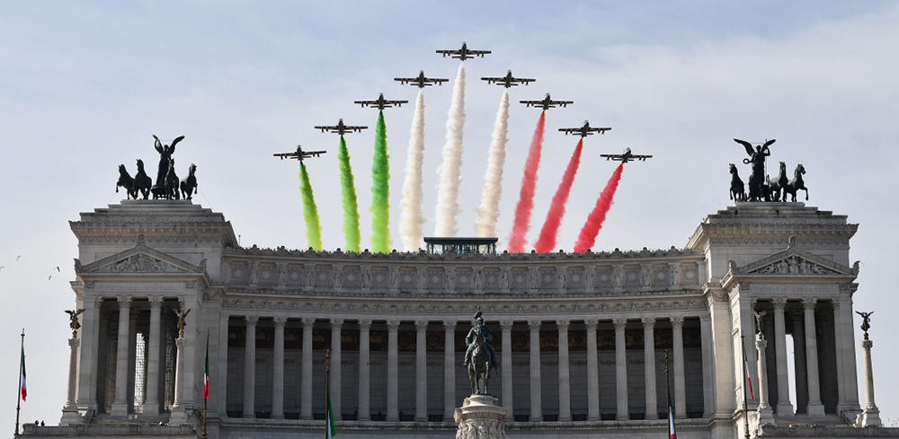 意大利庆祝共和国日 特技飞行队空中炫技