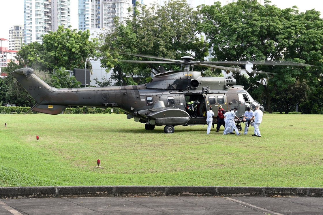 8月21日,一架新加坡空军直升机将碰撞事故中受伤的人员送往新加坡当地