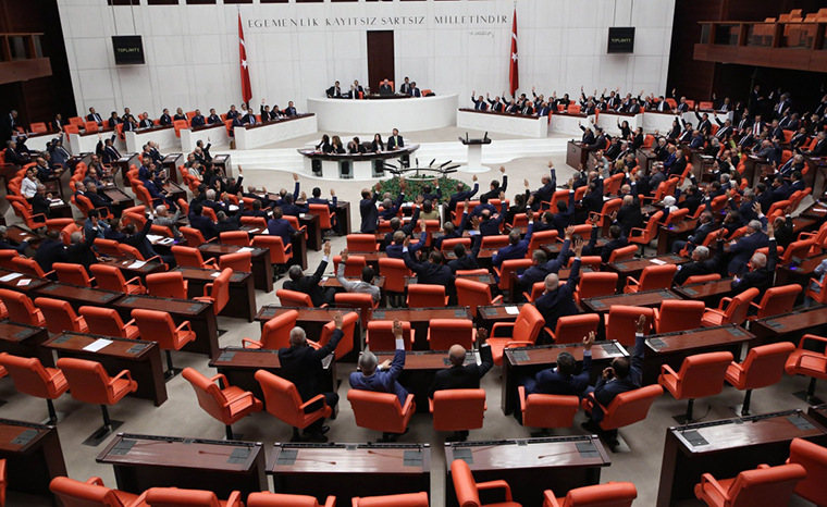 土耳其议会通过议案 将在伊叙实施跨境军事行动期限延长一年