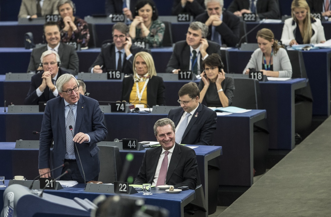 11月13日,欧盟委员会主席容克(前左)在法国斯特拉斯堡欧洲议会讲话.