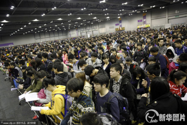 2014年01月25日，香港，在亚洲国际博览馆考场，近万名考生参加了有“美国高考”之称的SAT考试。  