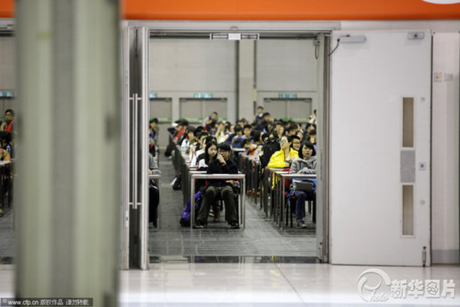 2014年01月25日，香港，在亚洲国际博览馆考场，近万名考生参加了有“美国高考”之称的SAT考试。  