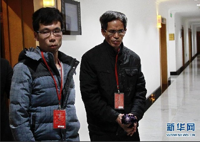 2月18日，被告人林森浩的父亲林尊耀（右）在宣判结束后离开法院。