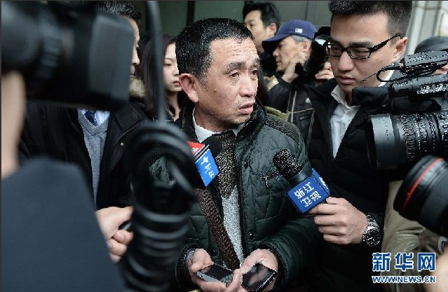 2月18日，受害人黄洋的父亲（中）在宣判后走出法院。
