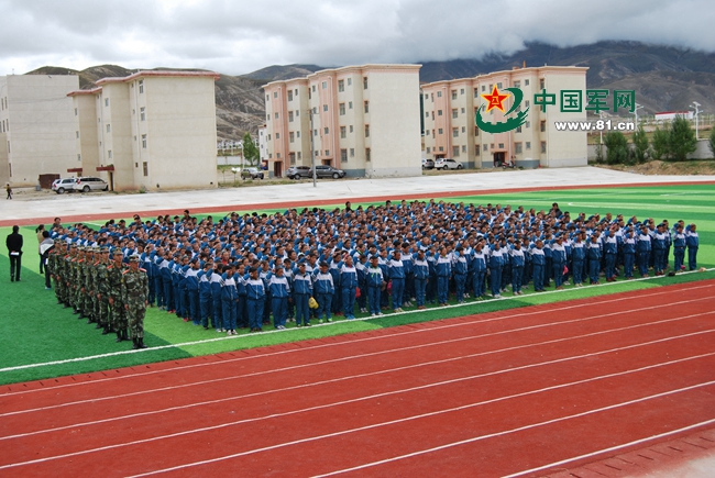 日喀则支队严密组织驻地中学秋季入学新生军训