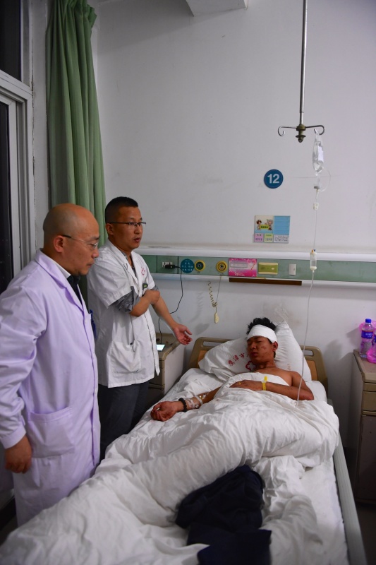 事故伤者在鹰潭市人民医院接受治疗(5月15日摄 新华社记者胡晨欢摄