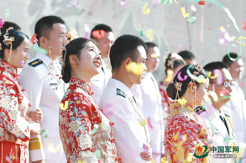 当"秀禾红"遇上"海军白",军婚的样子如此美丽