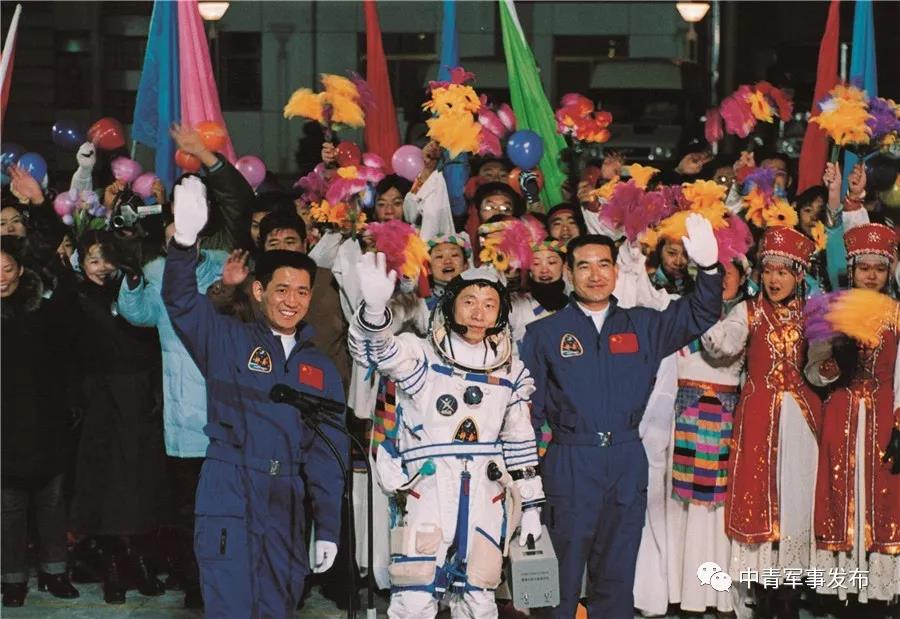 2003年10月15日,神舟五号航天员杨利伟在酒泉卫星发射中心参加航天员