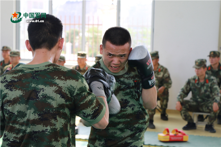 武警小哥哥一身钢筋铁骨,搏击训练馆内显身手