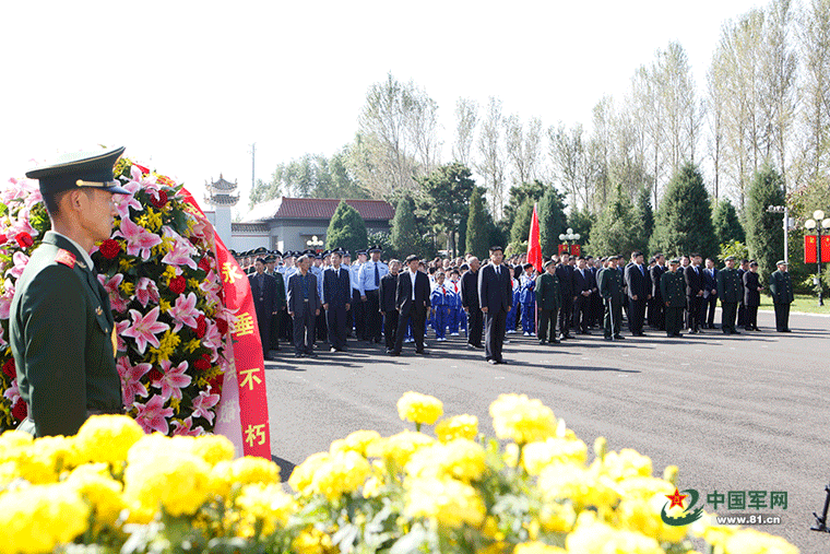 武警官兵参加清明祭奠活动