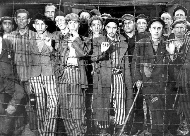 1945年4月28日,德国布痕瓦尔德集中营的囚犯.