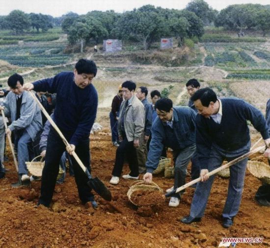 习近平彭丽媛恩爱家庭照片曝光